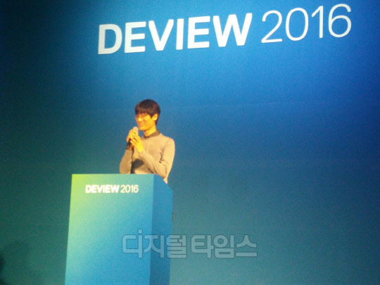 이해진 네이버 이사회 의장이 24일 서울 코엑스 그랜드볼룸에서 열린 국내 최대 규모의 개발자 콘퍼런스 '데뷰(DEVIEW) 2016'에서 기술의 중요성 대해 발언하고 있다.